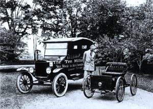 Henry Ford przy samochodach
